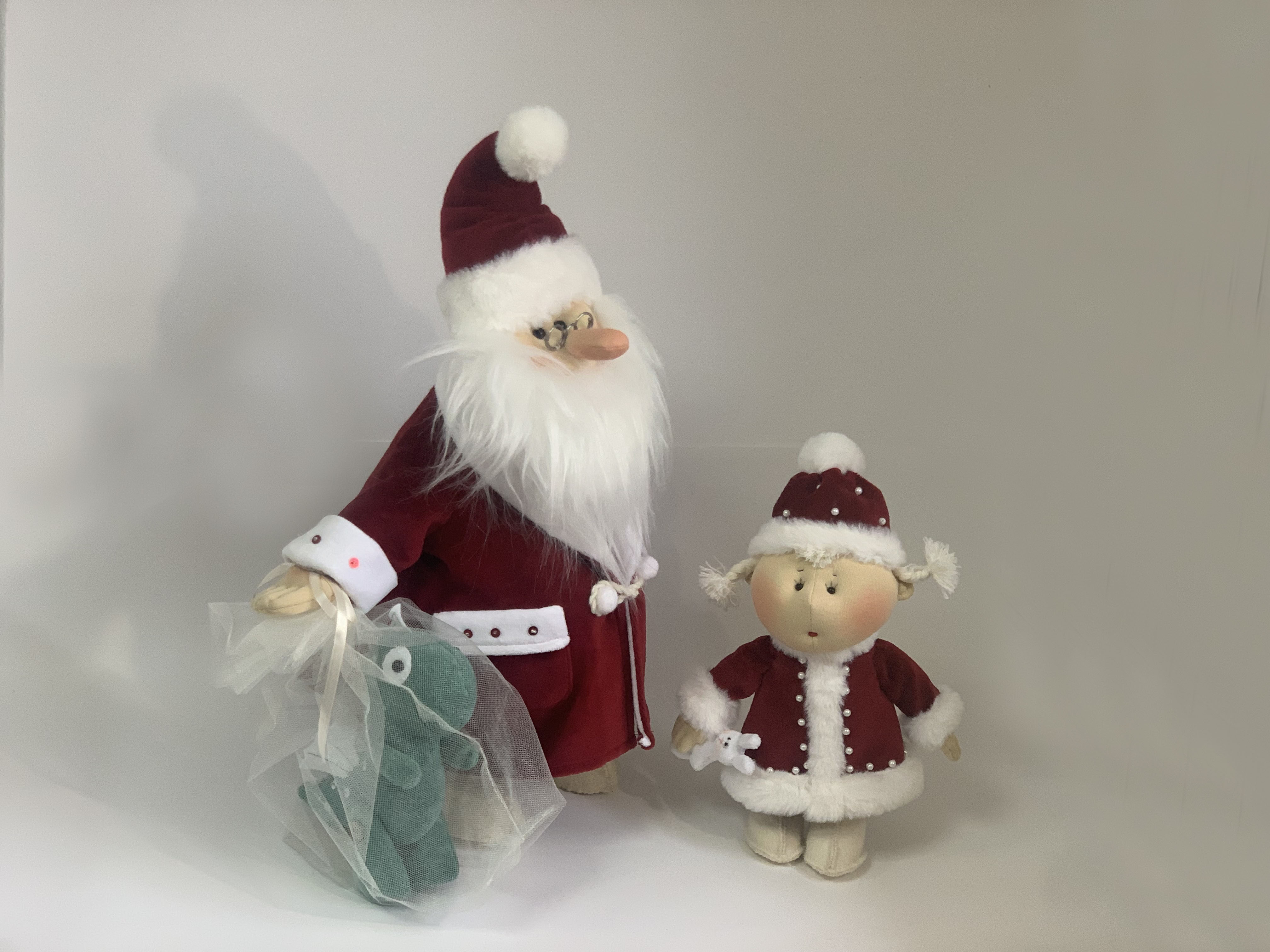 Дед Мороз с подарком (48*33) Авторская игрушка для интерьера вид 4