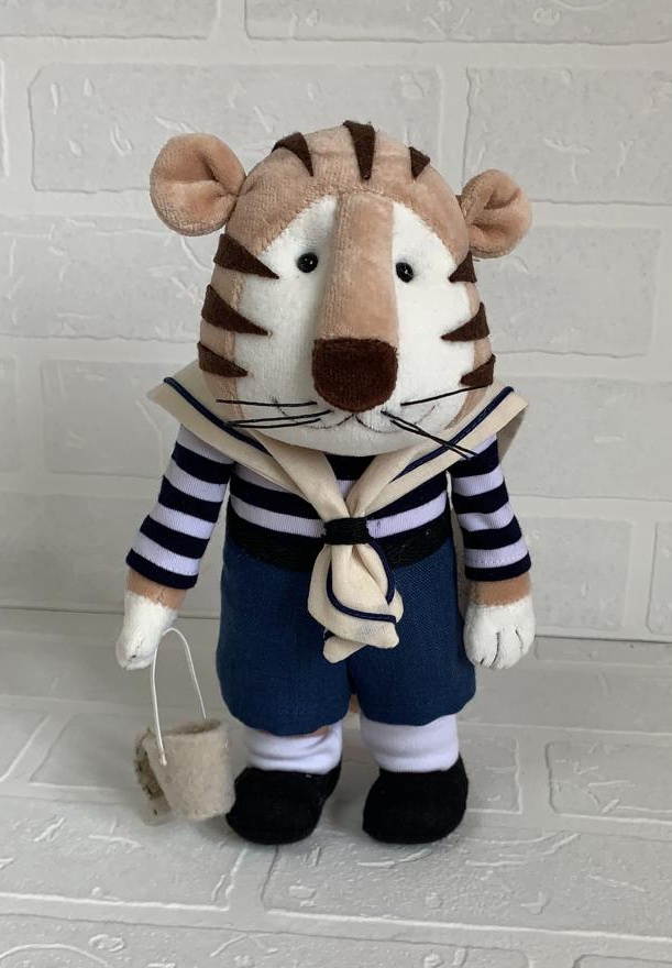 Тигренок в матроске (25*14) Авторская игрушка для интерьера вид 2