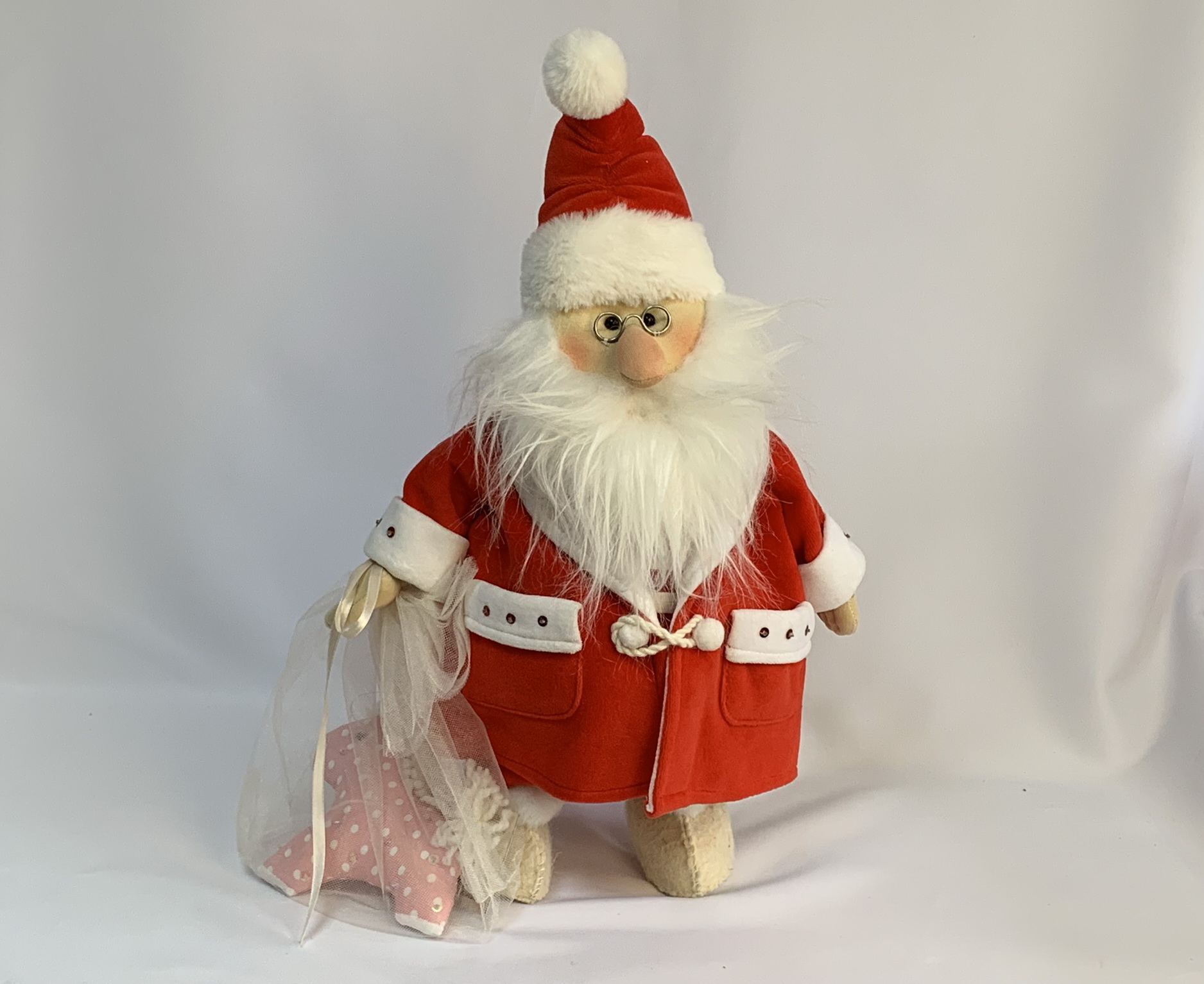 Дед Мороз с подарком (48*33) Авторская игрушка для интерьера вид 3