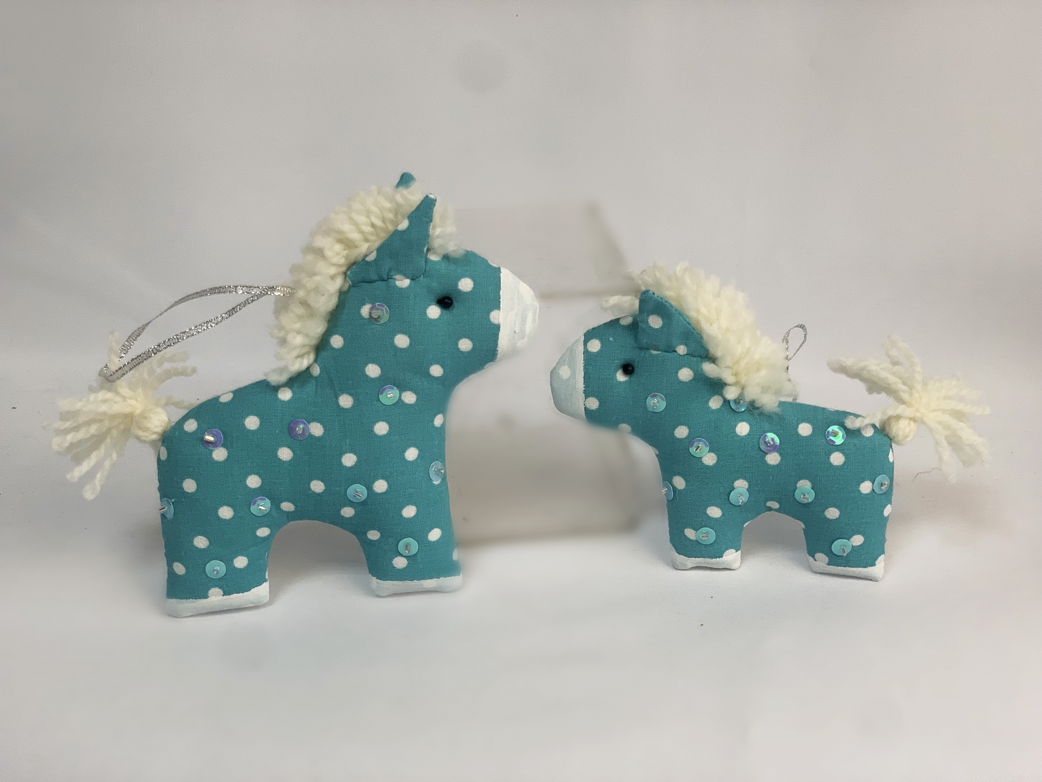 Лошадки на Елку с вышивкой к-т (2шт.)(бол.13*13,мал.11*11)  Авторская игрушка для интерьера вид 2