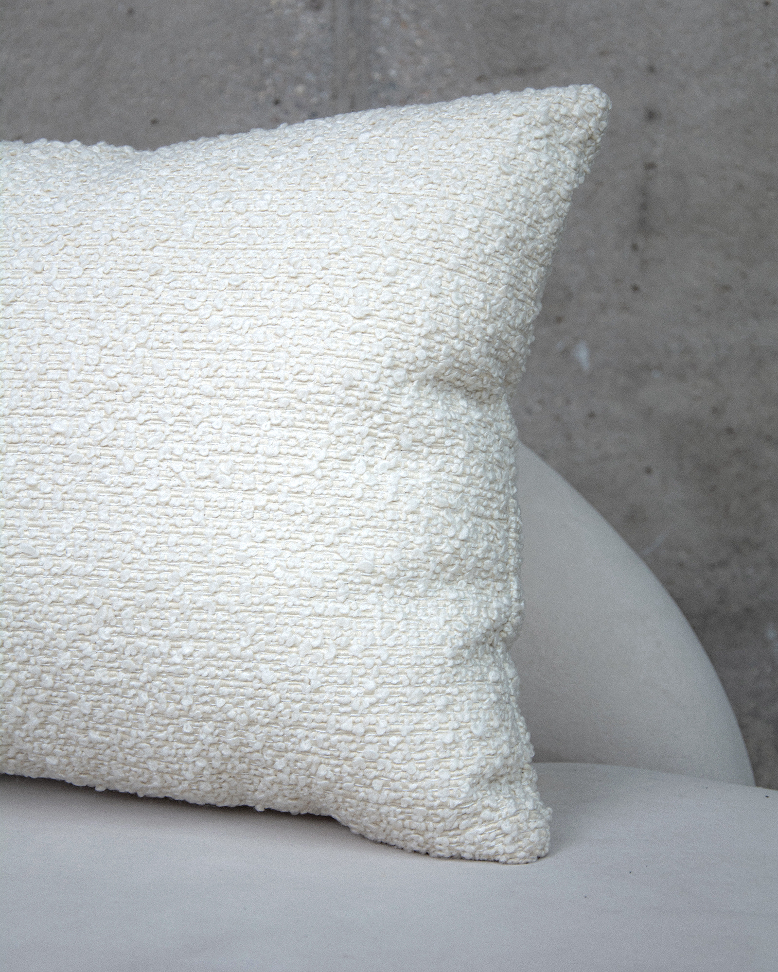 Подушка Bouclé  Cream, съёмный чехол на молнии вид 5