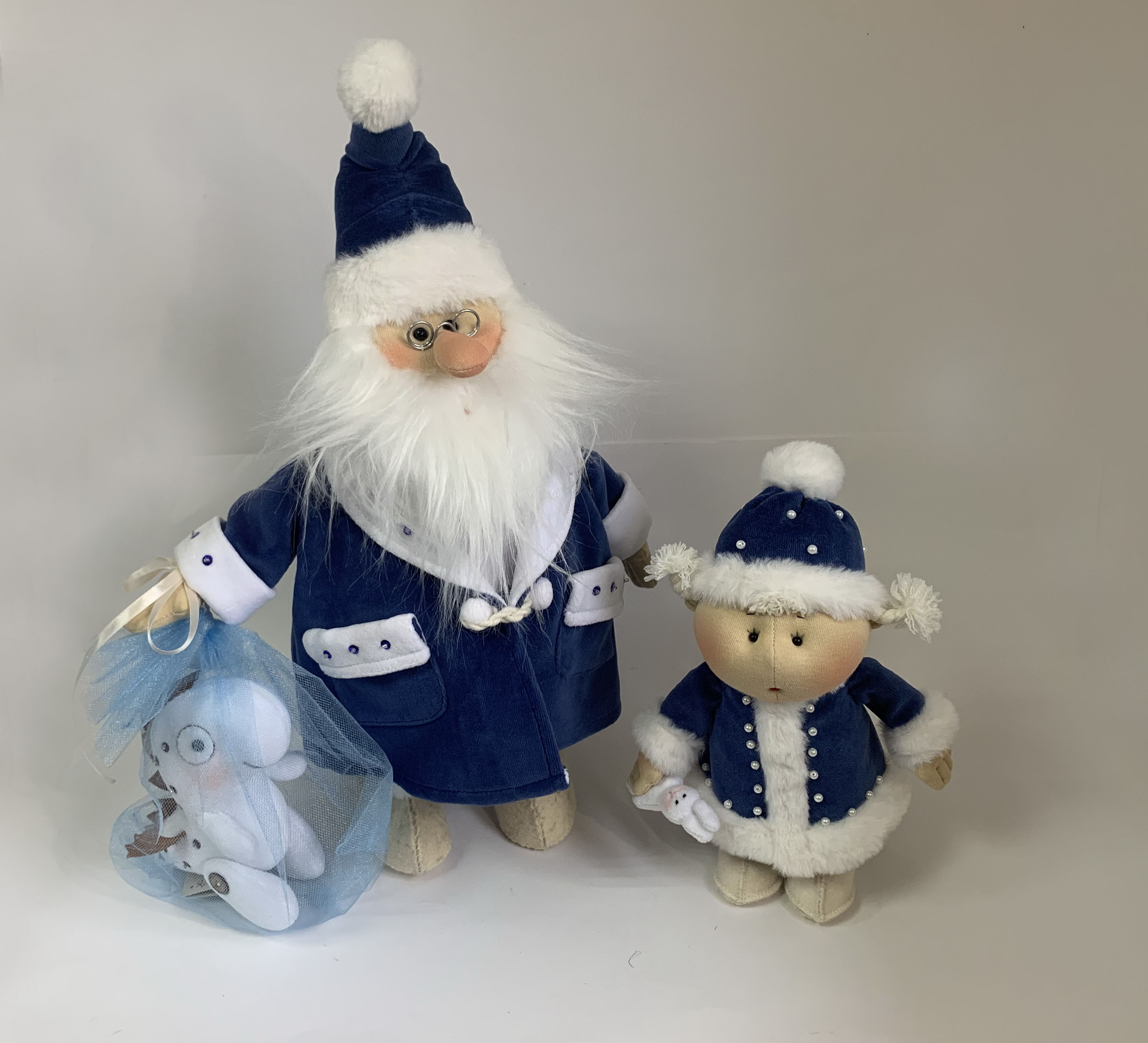 Дед Мороз с подарком (48*33) Авторская игрушка для интерьера