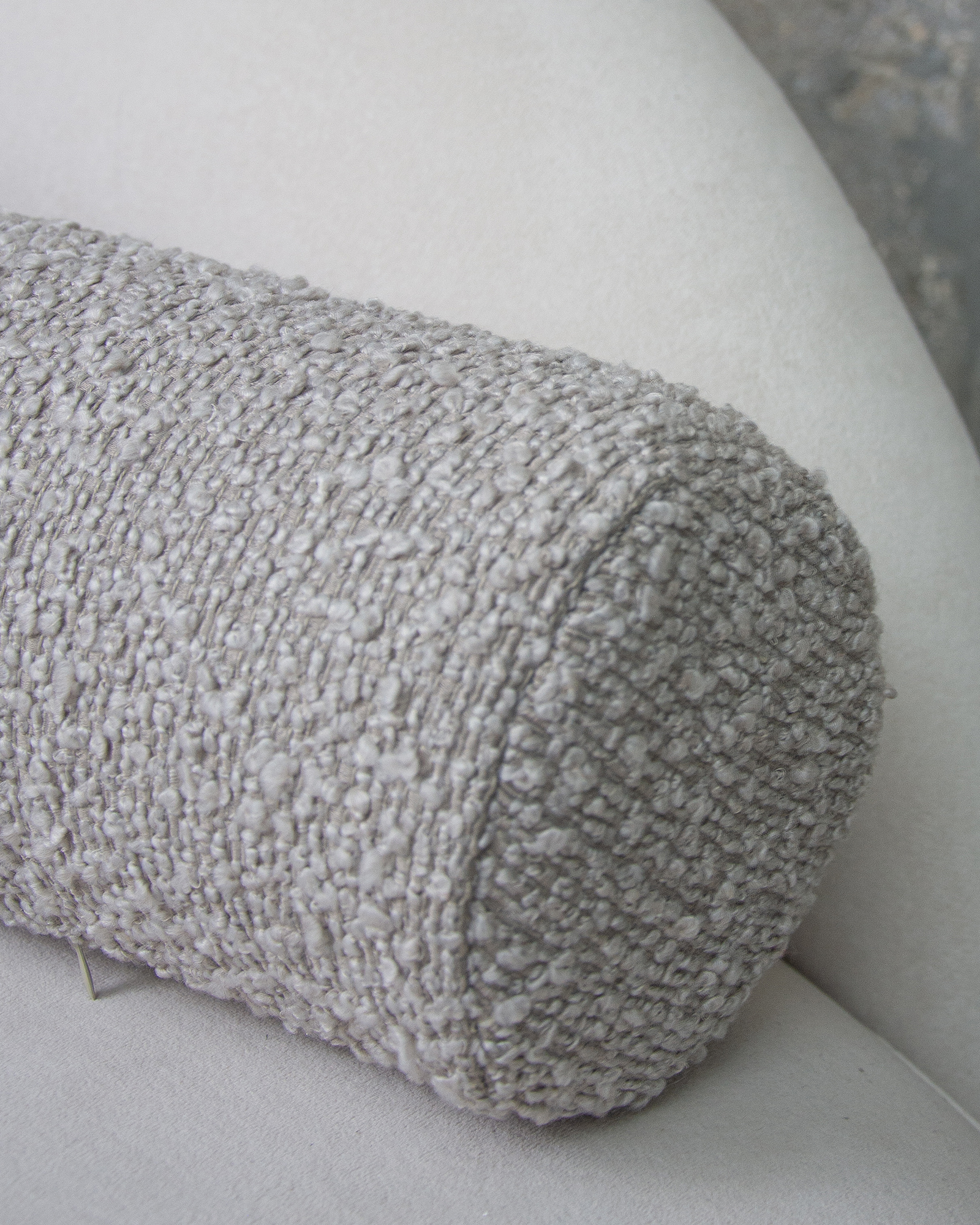 Подушка "Валик" Bouclé – Light grey, съёмный чехол на молнии вид 3