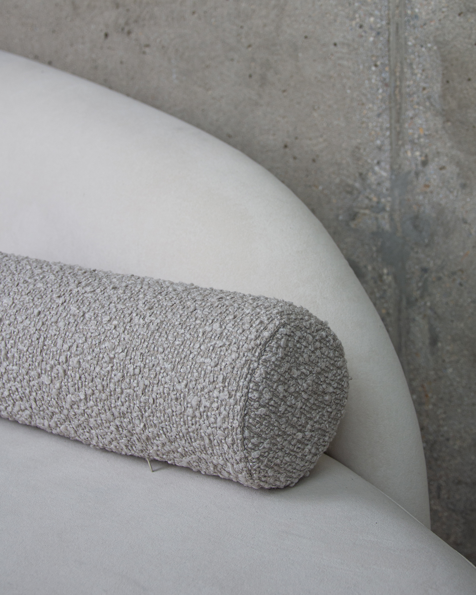 Подушка "Валик" Bouclé – Light grey, съёмный чехол на молнии вид 2