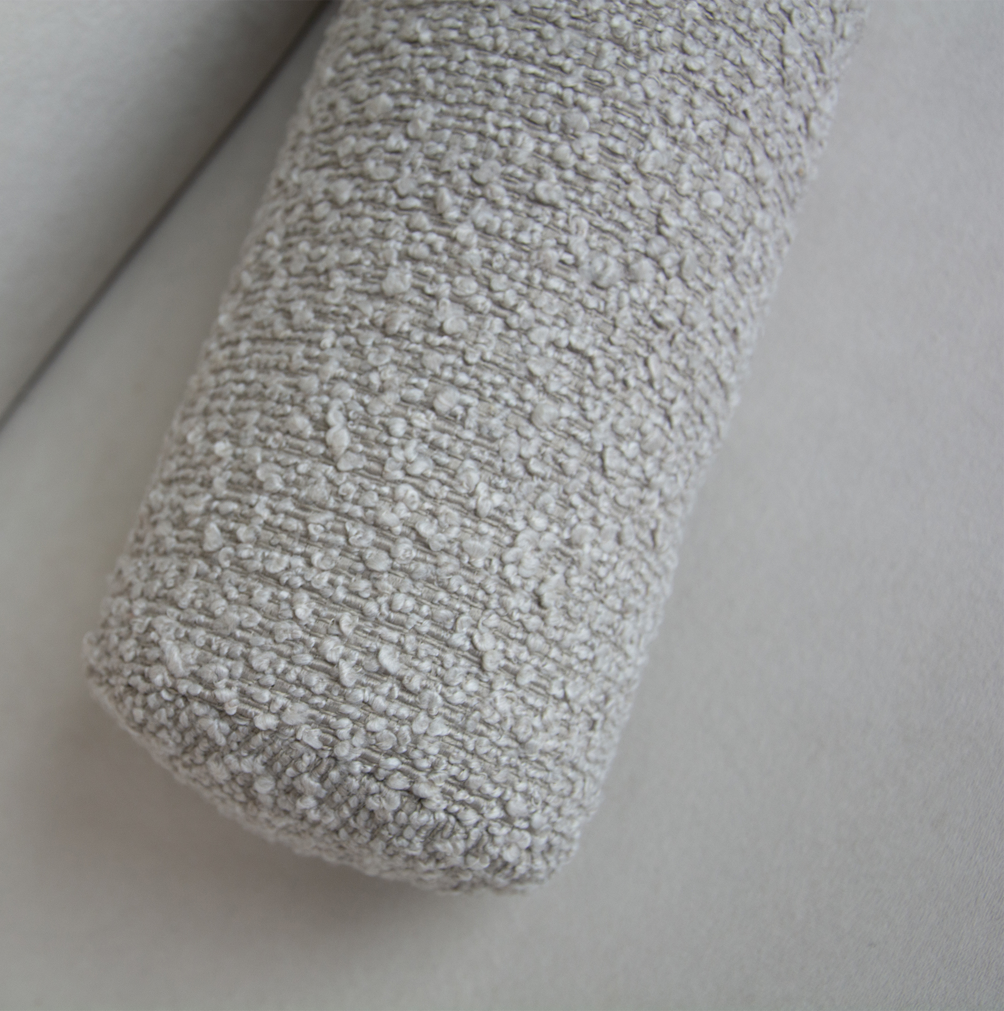 Подушка "Валик" Bouclé – Light grey, съёмный чехол на молнии вид 4