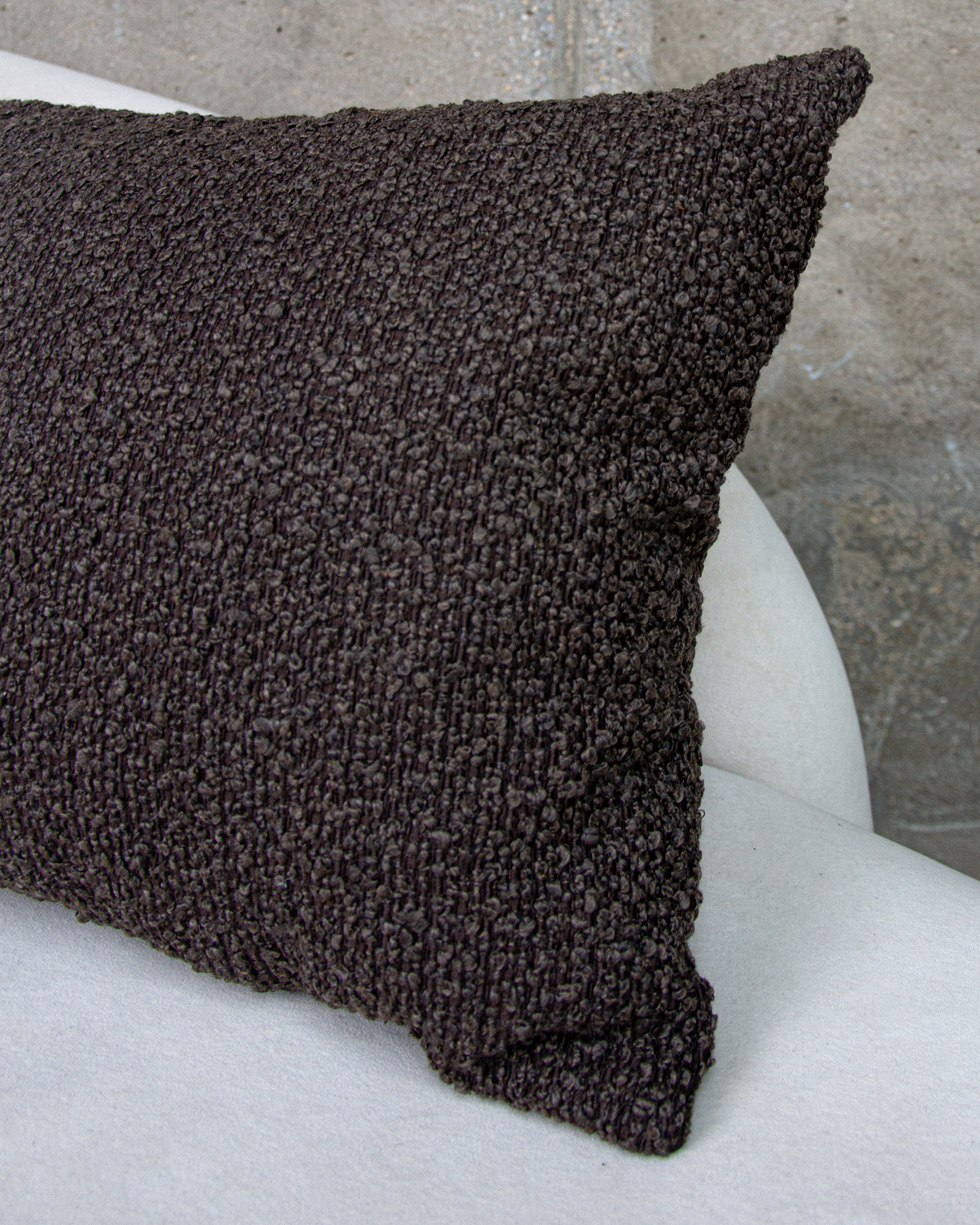 Подушка Bouclé Chocolate, съёмный чехол на молнии вид 6