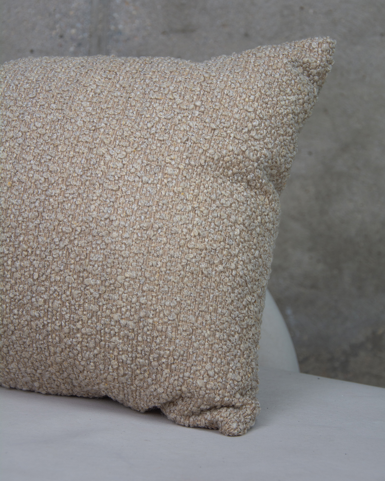 Подушка Bouclé Latte, съёмный чехол на молнии вид 5