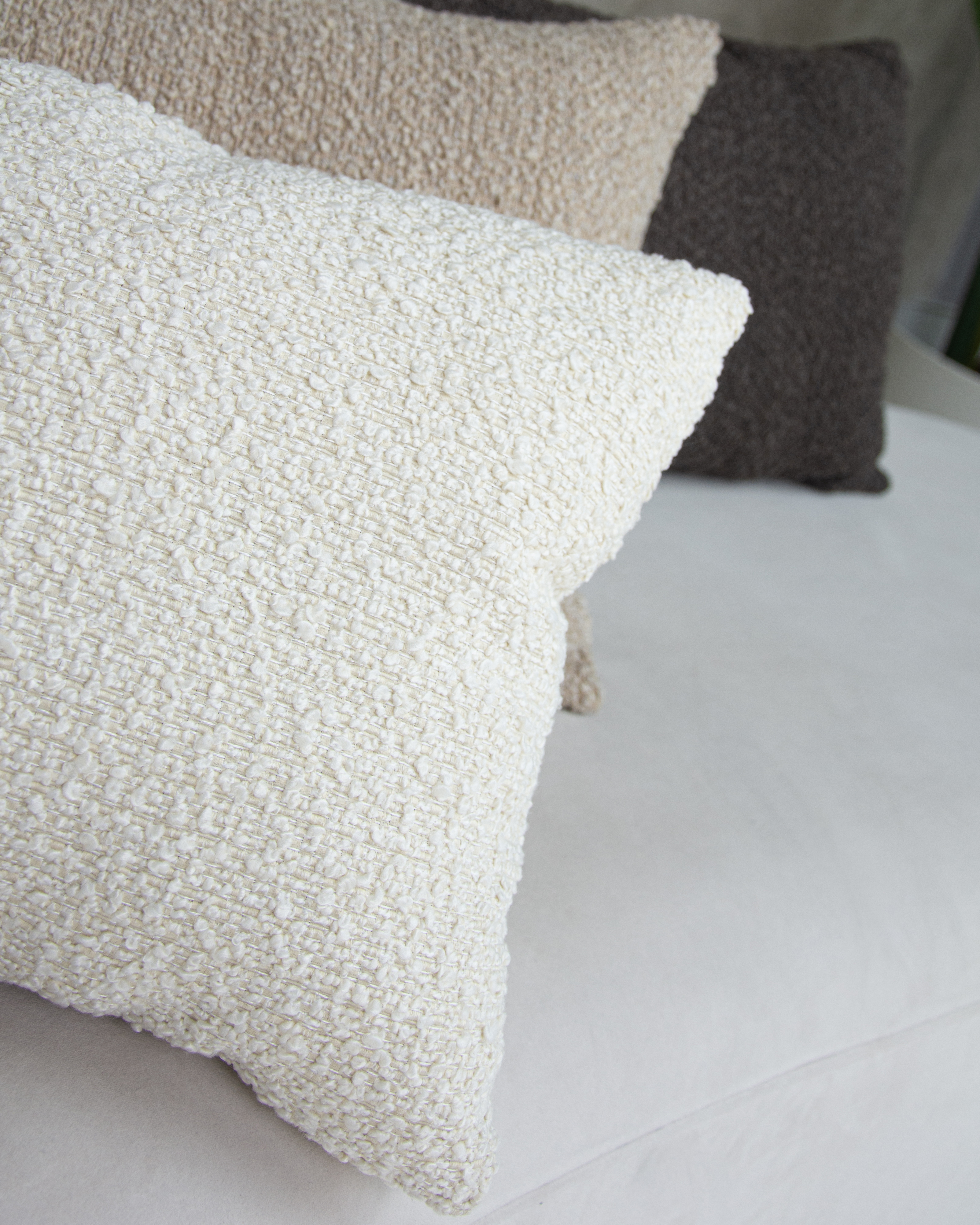 Подушка Bouclé  Cream, съёмный чехол на молнии вид 3