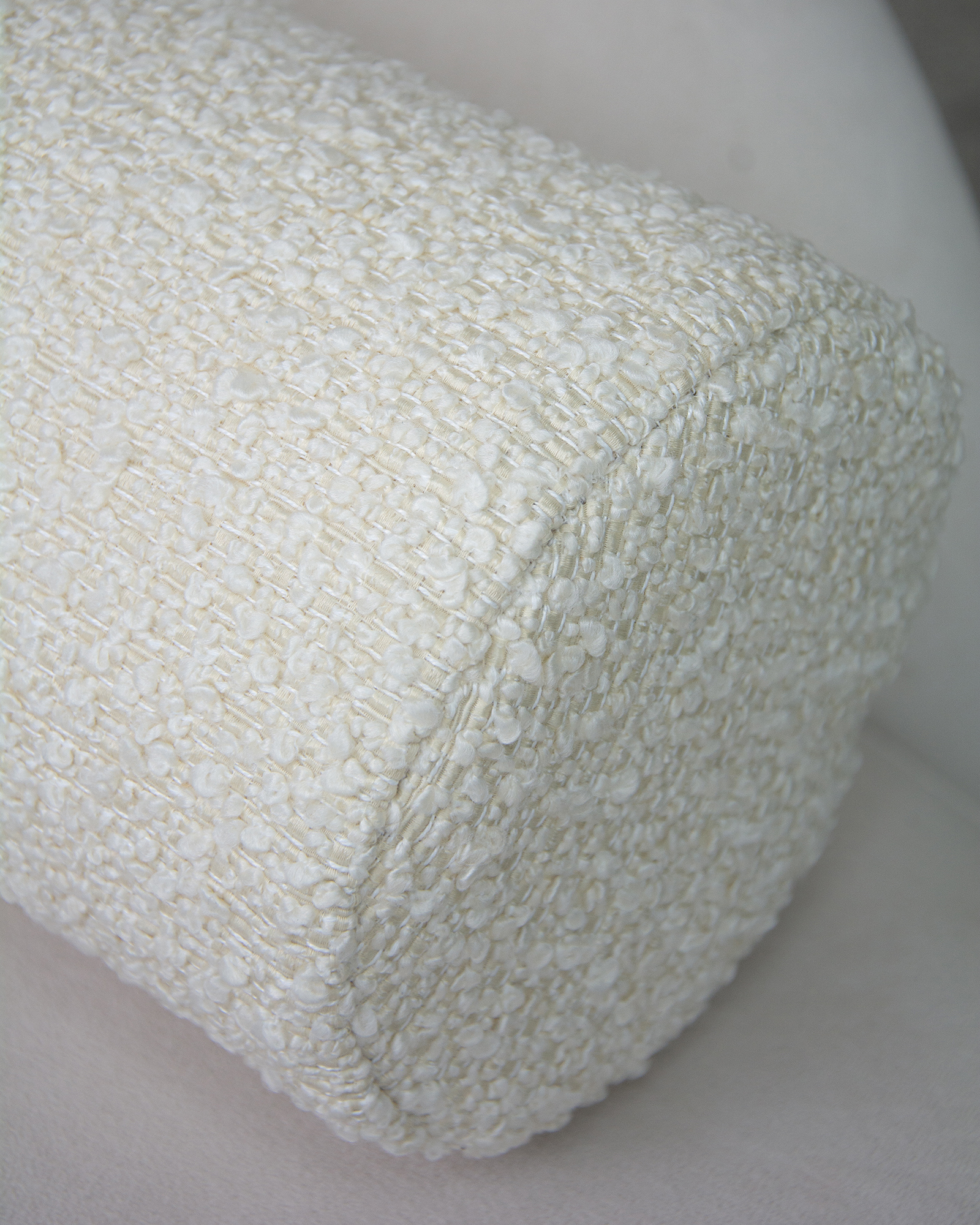 Подушка "Валик" Bouclé – Cream, съёмный чехол на молнии вид 4