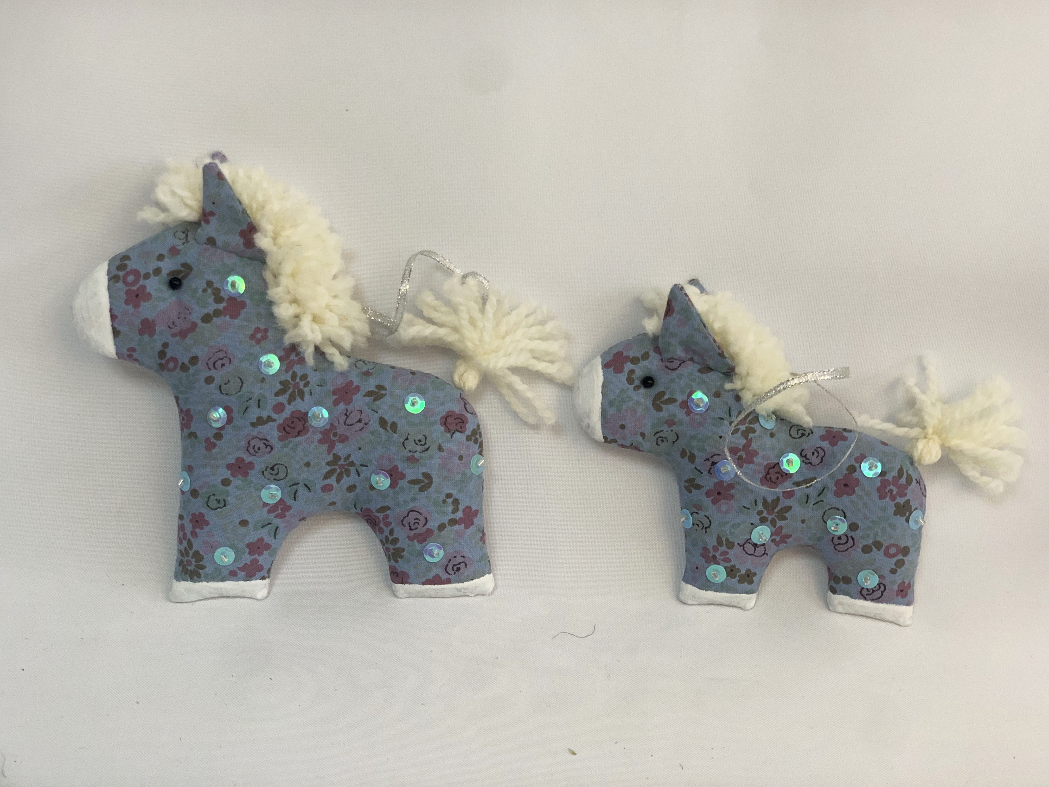 Лошадки на Елку с вышивкой к-т (2шт.)(бол.13*13,мал.11*11)  Авторская игрушка для интерьера вид 3