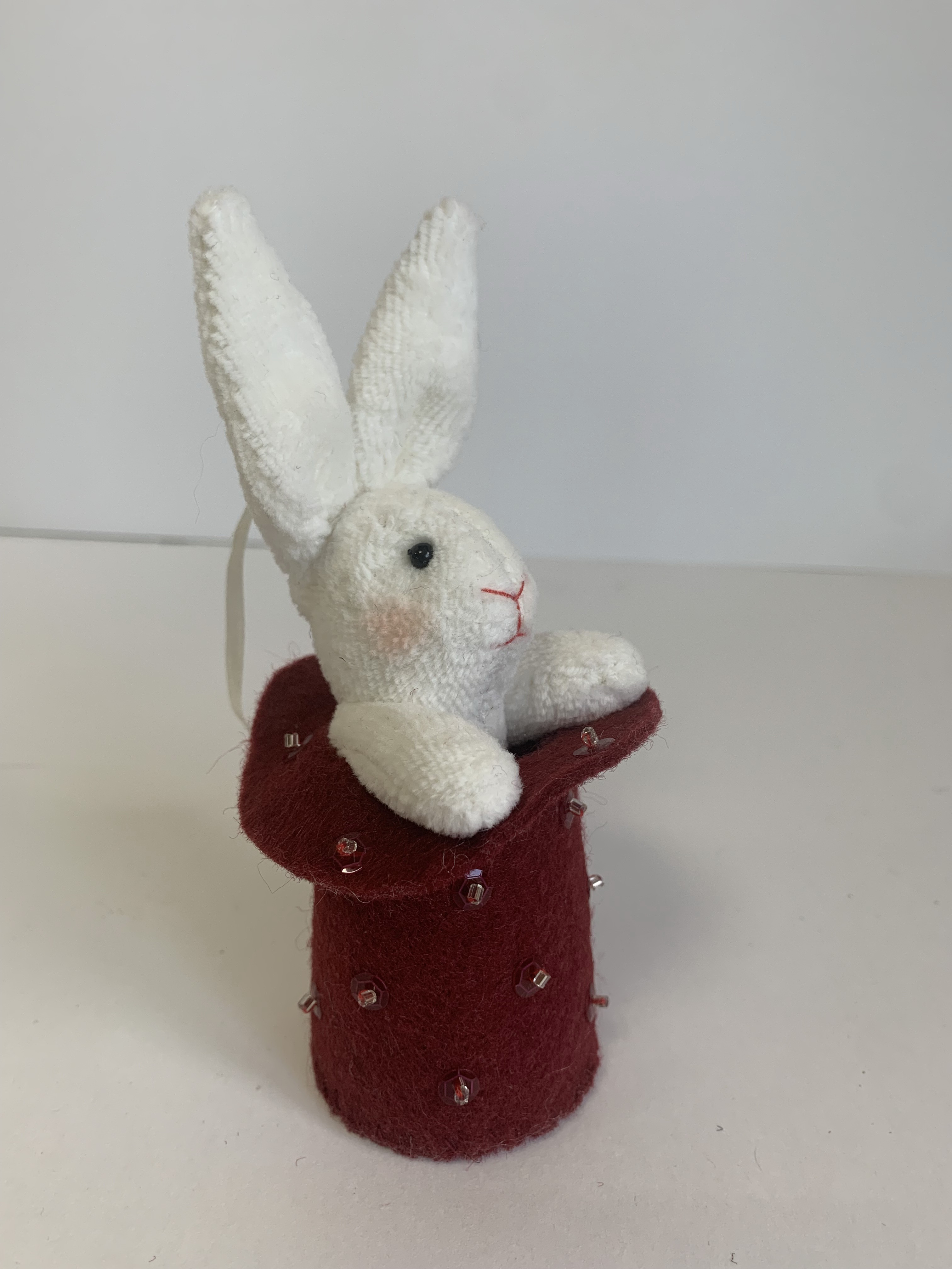 Елочное Украшение Зайчонок в шляпе маленький (13*7) Авторская игрушка для интерьера вид 2