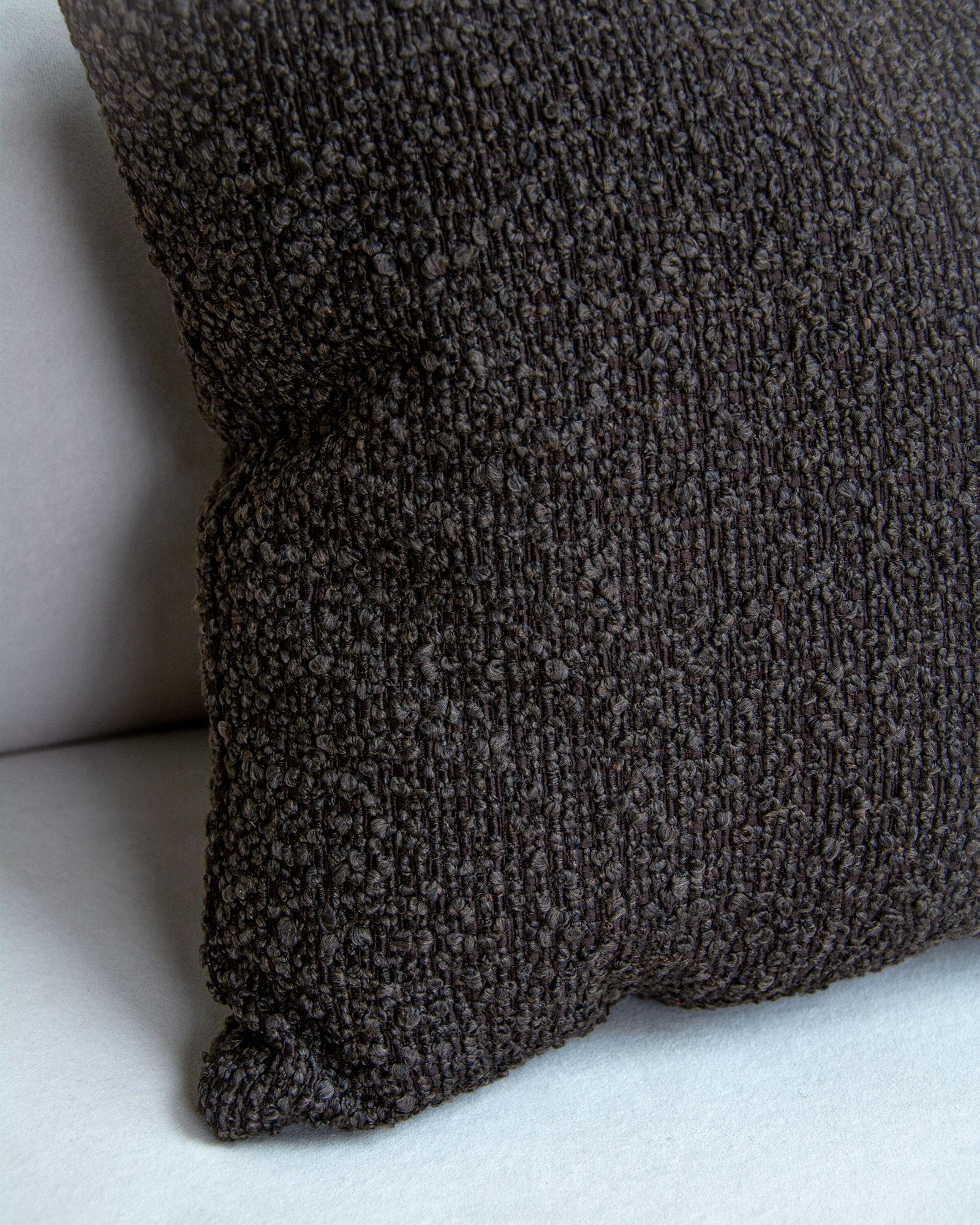 Подушка Bouclé Chocolate, съёмный чехол на молнии вид 5